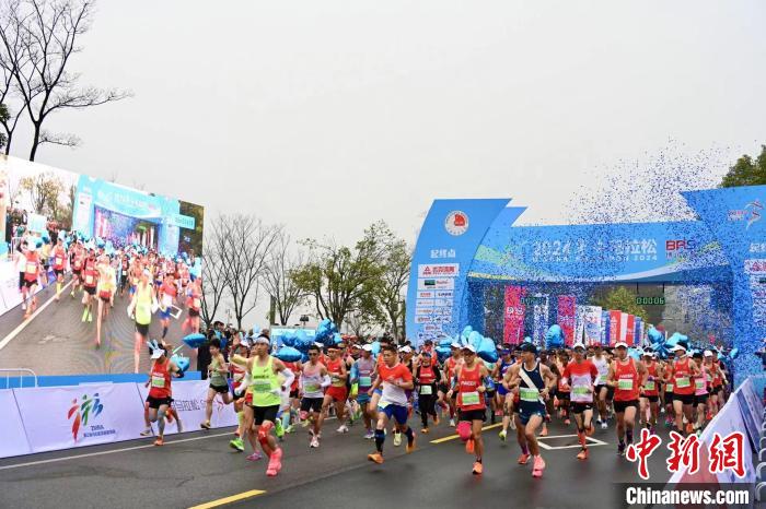 徐霞客游记开篇地宁海再度迎来万人马拉松，鸣