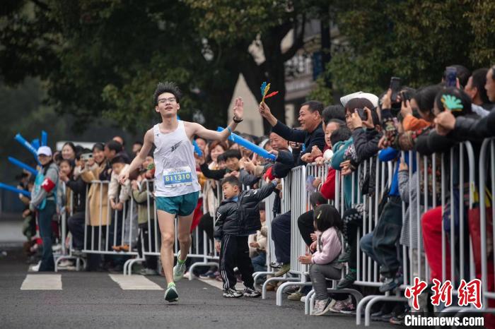 徐霞客游记开篇地宁海再度迎来万人马拉松，鸣