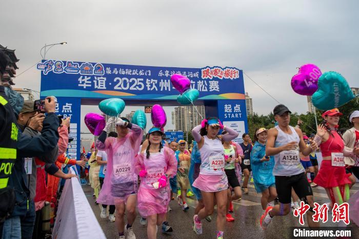 2025钦州马拉松赛圆满落幕 黄爱峰黄梅影分获男女