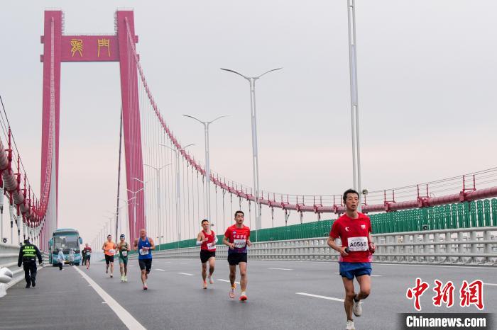 2025钦州马拉松赛圆满落幕 黄爱峰黄梅影分获男女