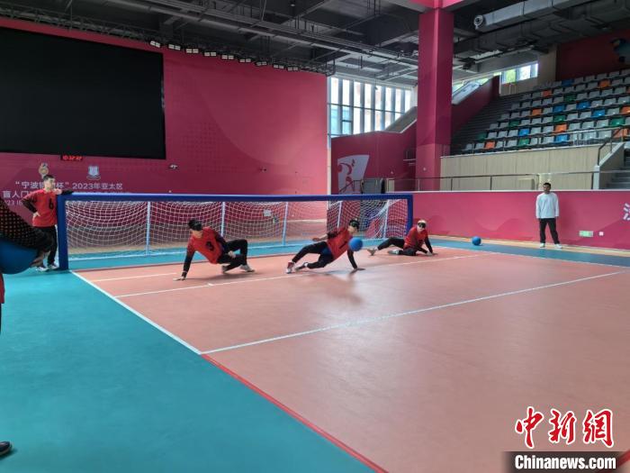 中国男子盲人门球国家队杭州亚残运会捧杯 从无