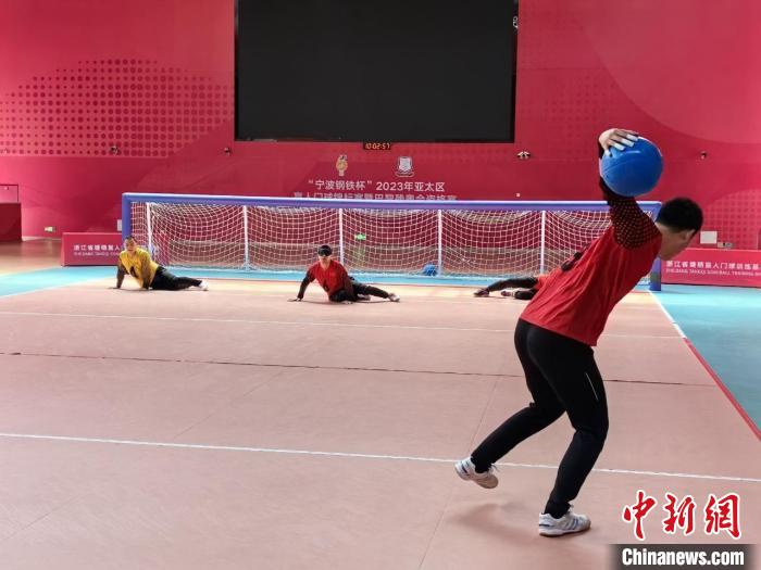 中国男子盲人门球国家队杭州亚残运会捧杯 从无