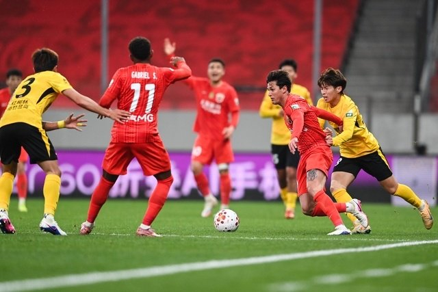 中超第二轮上海海港主场迎战青岛西海岸 18533名