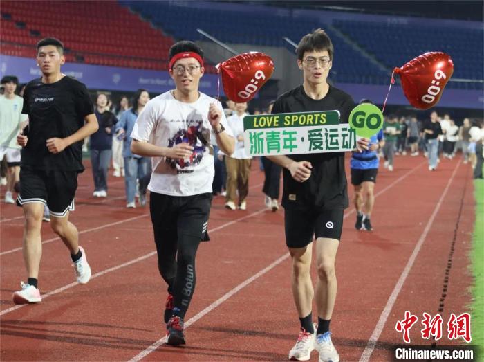 浙青年·爱运动音乐夜跑点燃校园青春活力