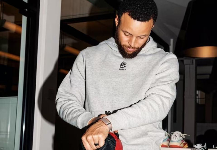 库里首次在乔丹鞋签名拍卖引发热议，公益合作