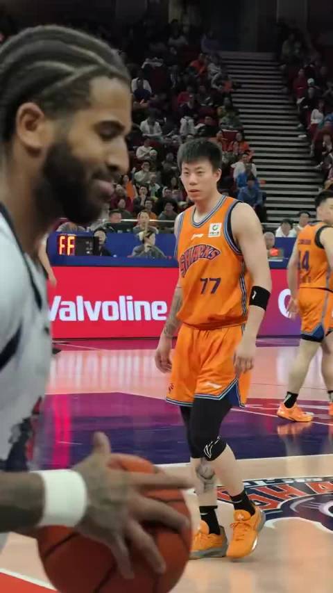 金金三分命中 洛夫顿关键2+1助力球队逆转取胜