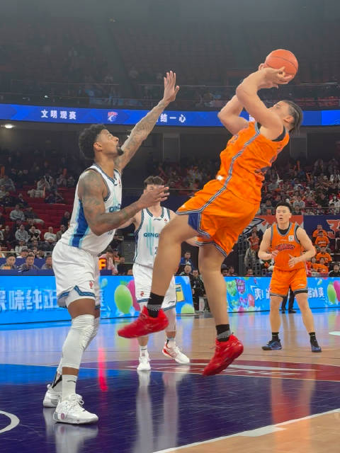 金金三分命中 洛夫顿关键2+1助力球队逆转取胜