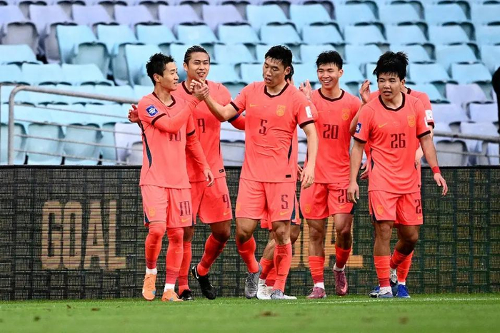 韦世豪挑大梁 邵佳一率国足迎战喀麦隆